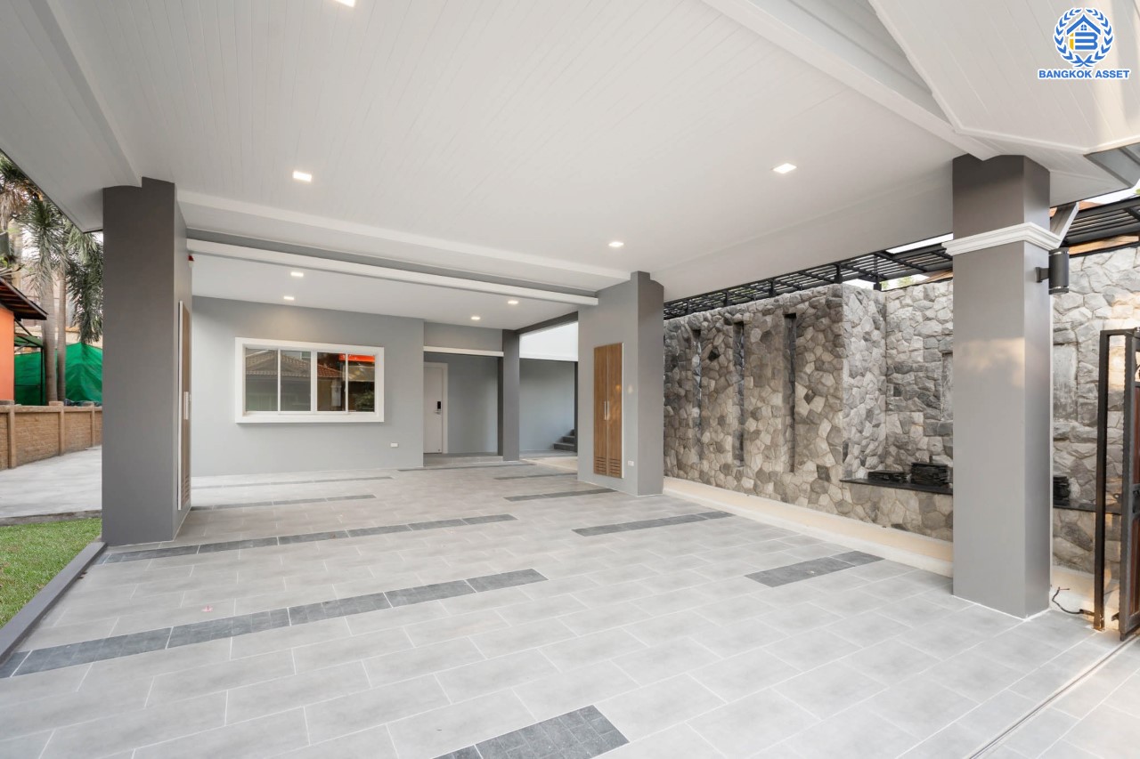 บ้านมือสองตกแต่งใหม่ คฤหาสน์หลังใหญ่พิเศษ!! เนื้อที่ 113 ตร.ว. #แปลงมุม ม.ปริญญดา ติดพุทธมณฑลสาย2  พื้นที่ใช้สอยมากกว่า 500 ตร.ม. ฟังก์ชันจัดเต็ม 4 ห้องนอน 7 ห้องน้ำ 1 Living Room 1 ห้องอเนกประสงค์ และ 1 ห้องแม่บ้าน จอดรถได้ 4 คัน บนทำเลเดินทางสะดวก ใกล้ทางคู่ขนานลอยฟ้าบรมราชชนนี, เซ็นทรัลปิ่นเกล้า และม.มหิดล